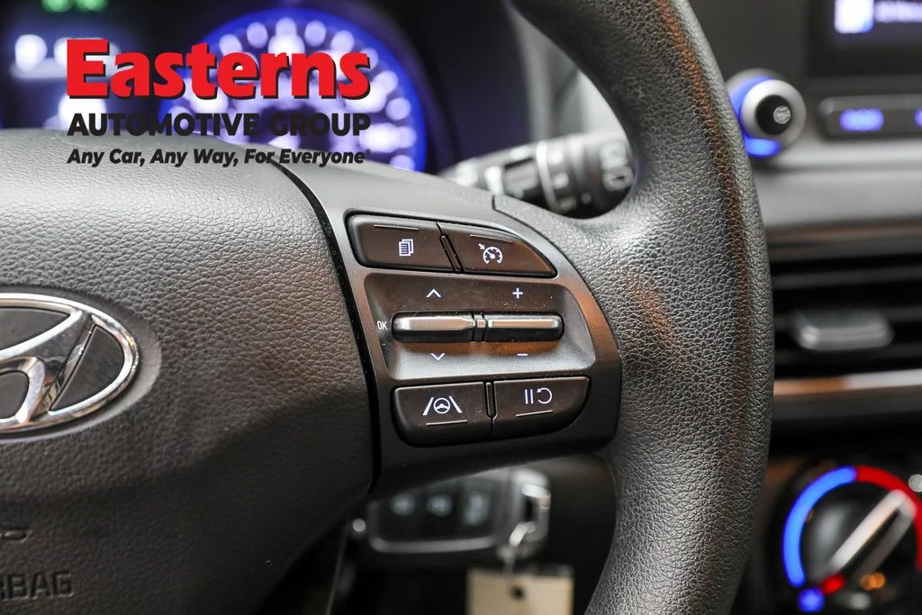 Used 2022 White Hyundai SE image 16