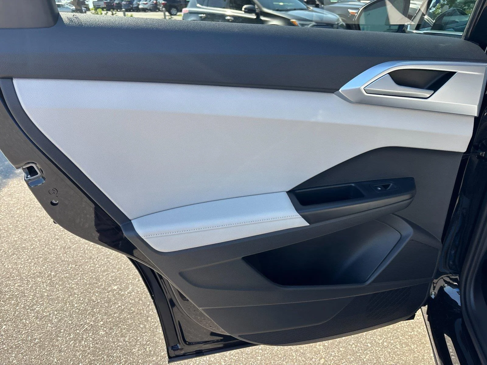 New 2026 Deep Black Pearl Volkswagen SE image 31