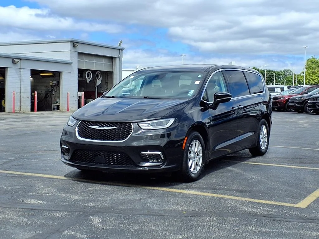 Used 2023 Chrysler Pacifica Touring L with VIN 2C4RC1BG3PR627662 for sale in Kansas City