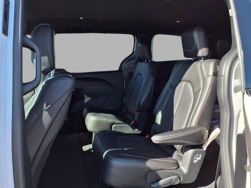 2026 Chrysler Pacifica Select - Photo 22