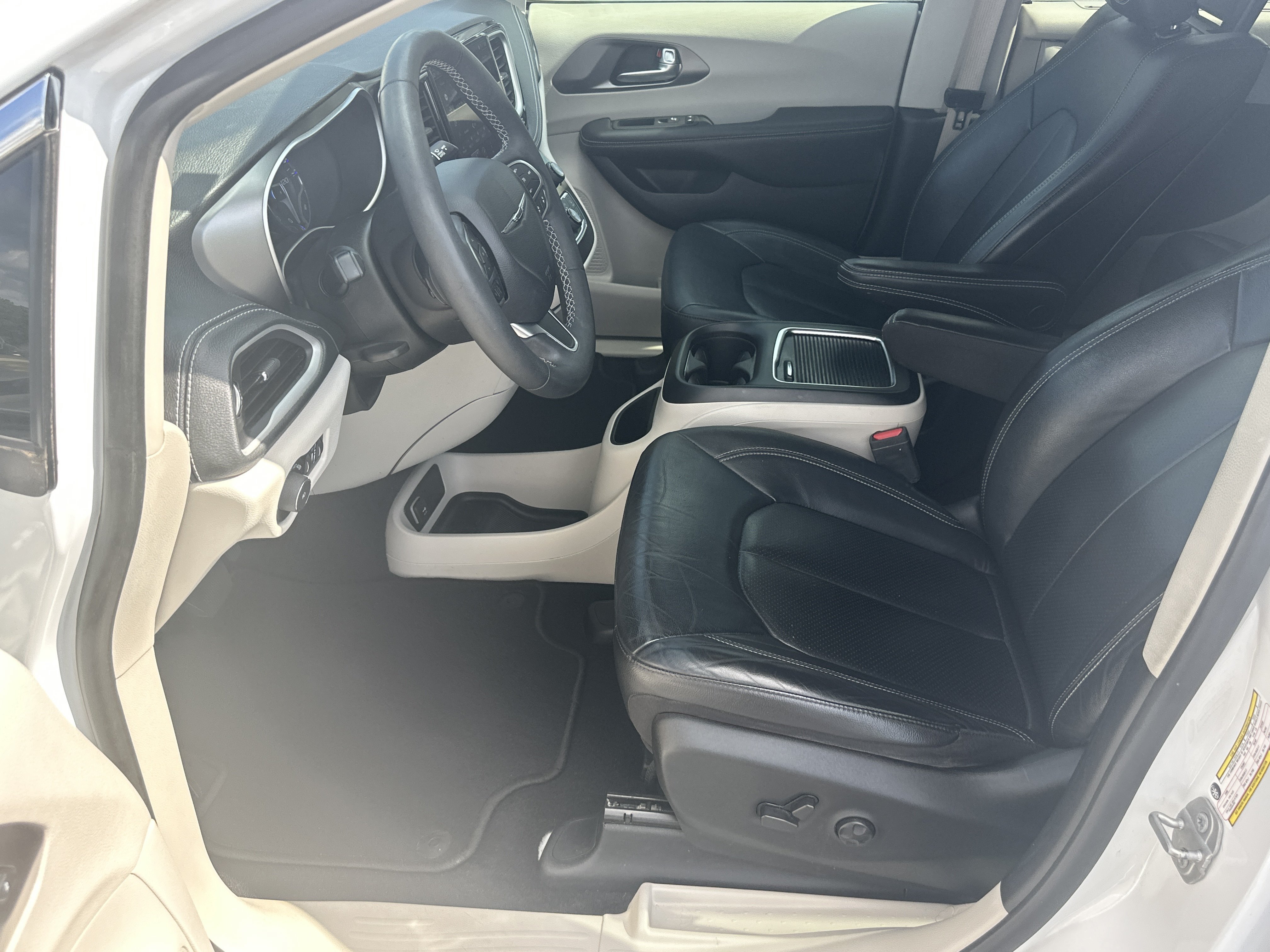 Used 2022 Bright White Clearcoat Chrysler Touring L image 10