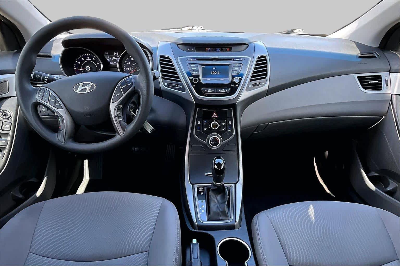 Used 2015 Quartz White Pearl Hyundai SE image 16