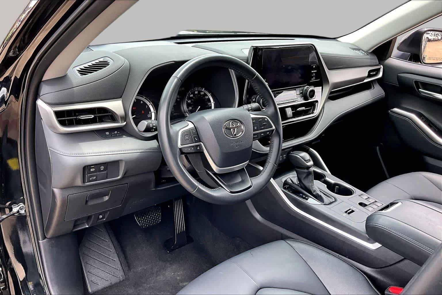 Used 2025 Midnight Black Metallic Toyota XLE image 18
