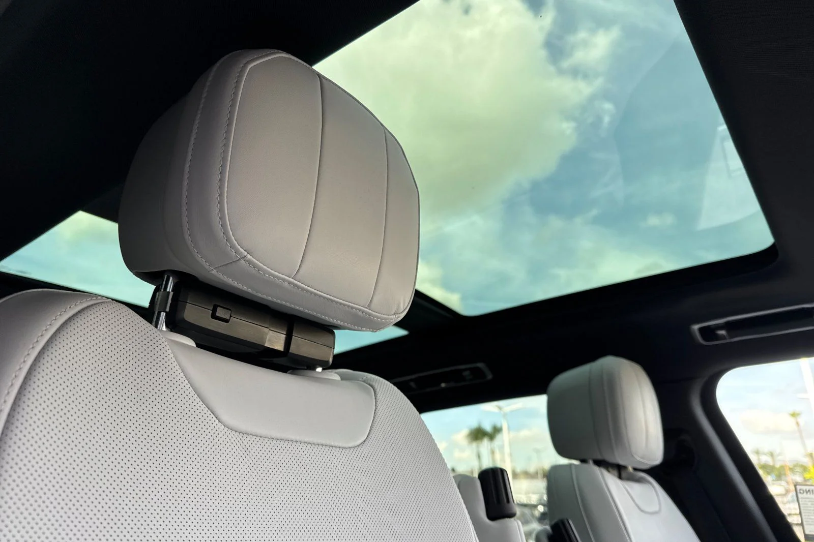 Used 2023 White Land Rover SE image 18