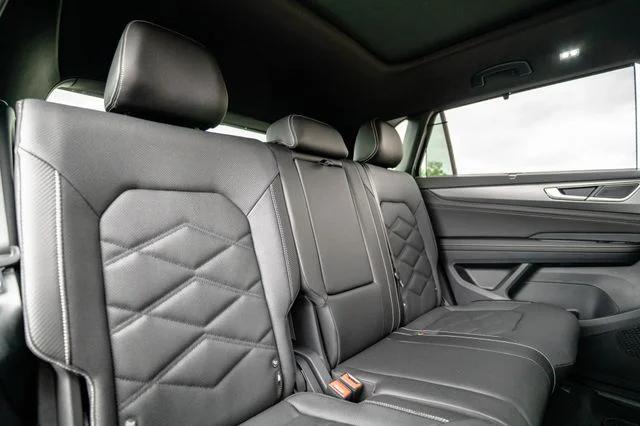 New 2026 Black Volkswagen 2.0T SE w/Technology image 34