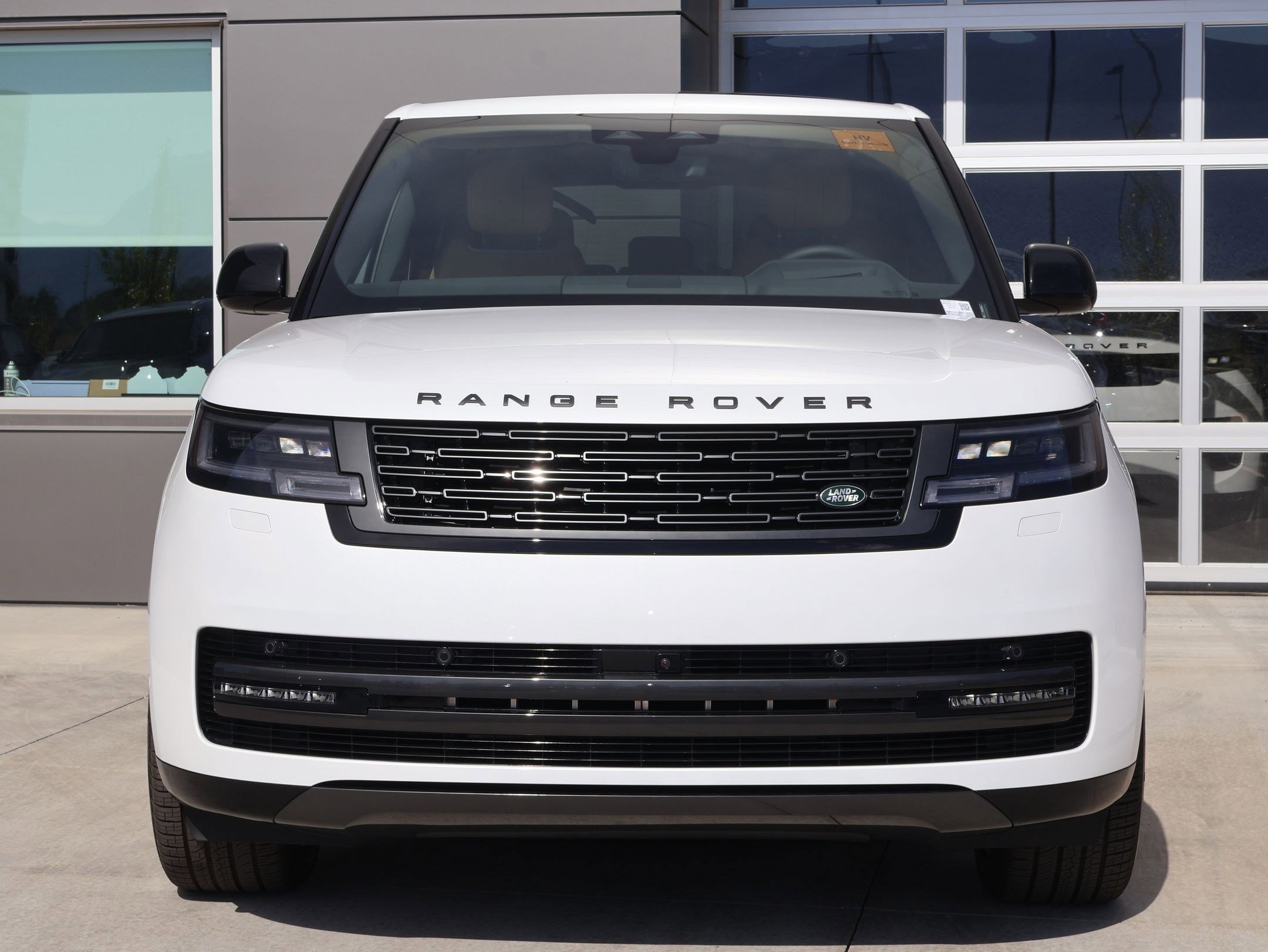 New 2026 Ostuni Pearl White LAND ROVER P550e SE image 2