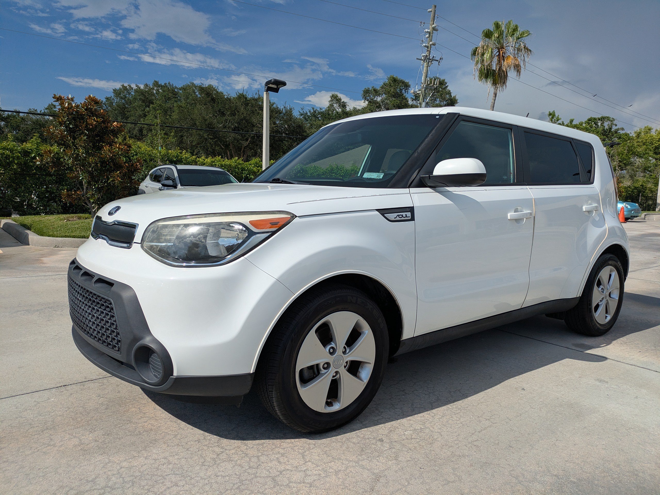Used 2016 Clear White Kia BASE image 5
