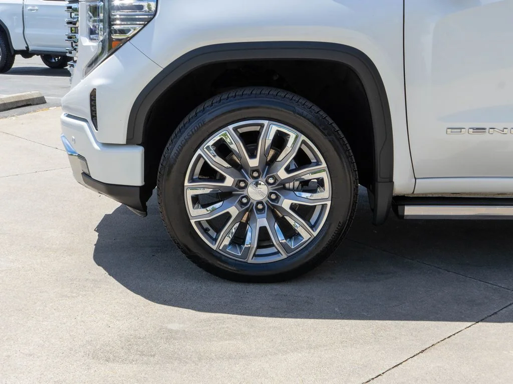 Used 2025 White GMC Denali image 31