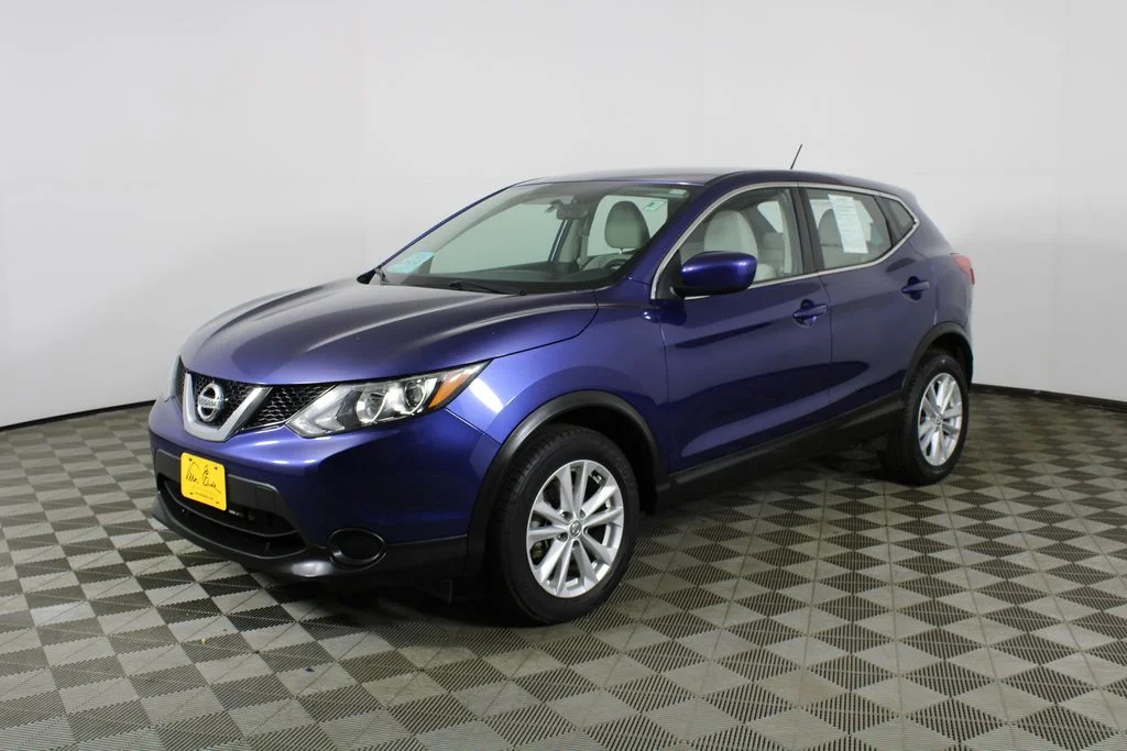 Used 2017 Blue Nissan S image 3