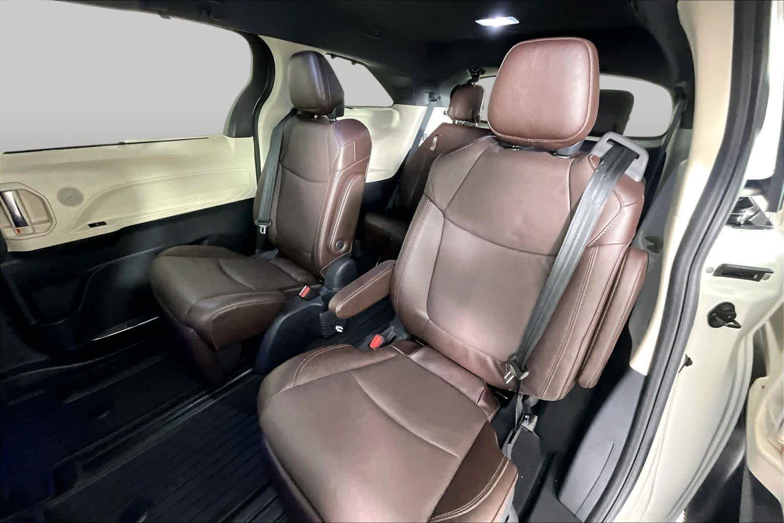 2021 Toyota Sienna Platinum - Photo 19