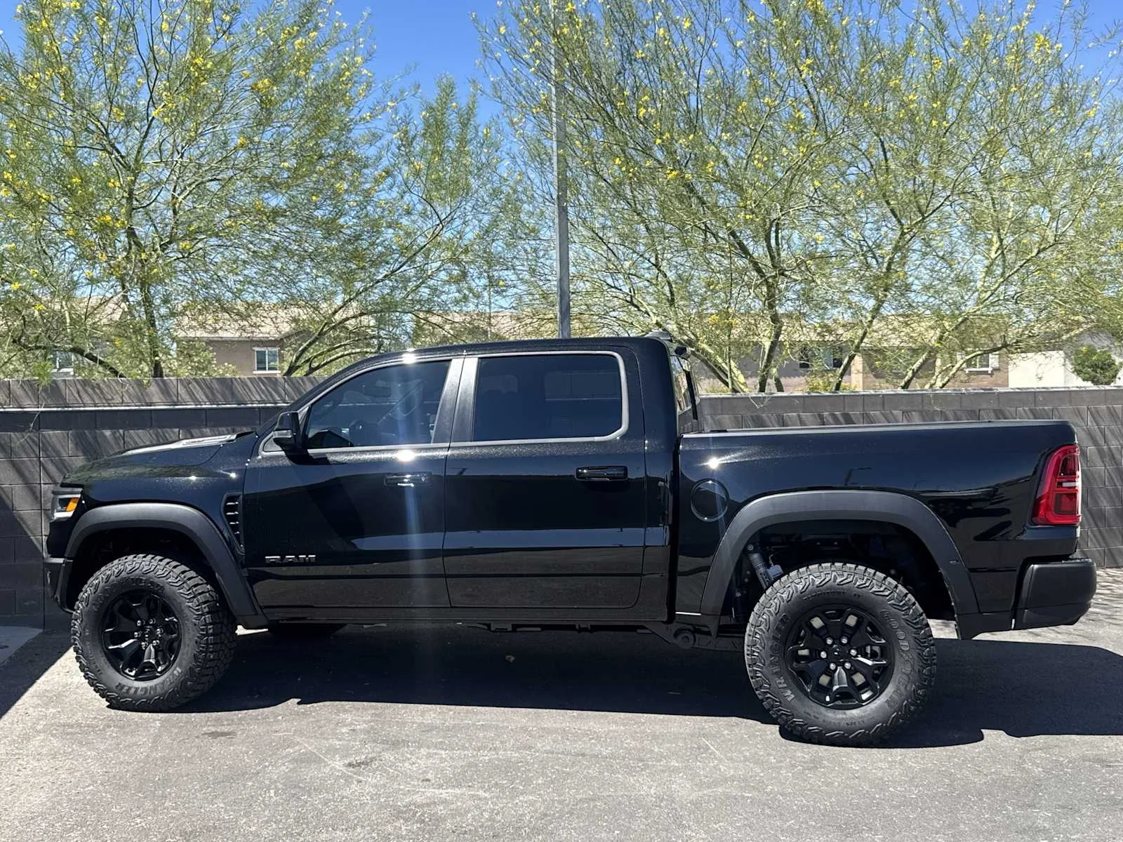 New 2026 Diamond Black Crystal Pearl-Coat Exterior Paint RAM RHO image 5