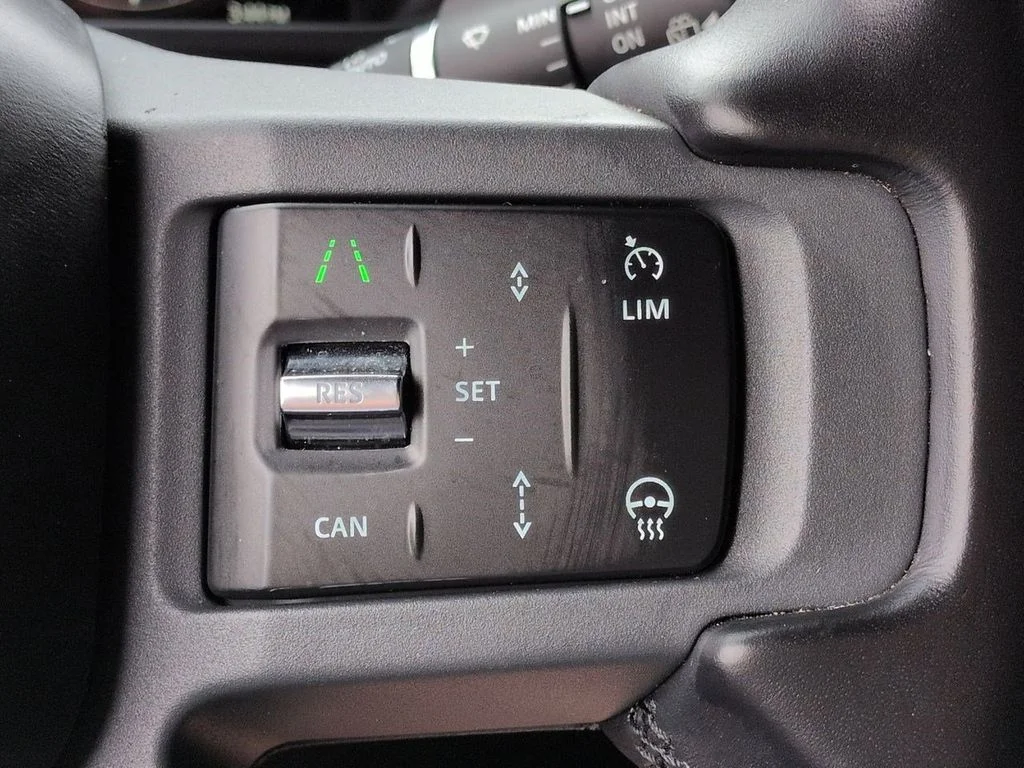 Used 2024  Land Rover X-Dynamic SE image 24