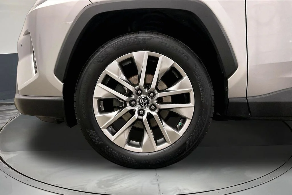 Used 2019 Silver Toyota XLE Premium image 12