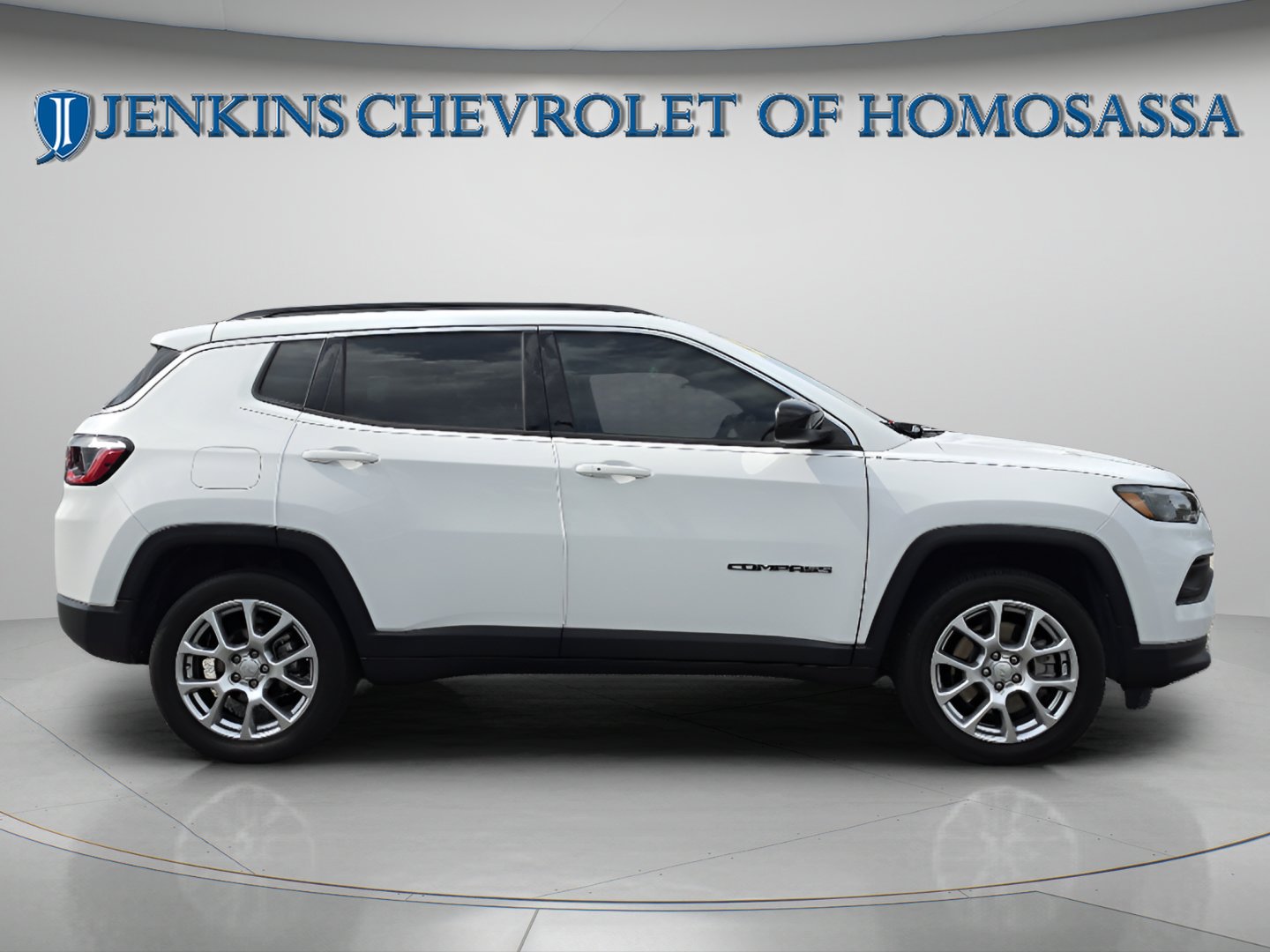 Used 2023 Bright White Clearcoat Jeep Latitude Lux image 3