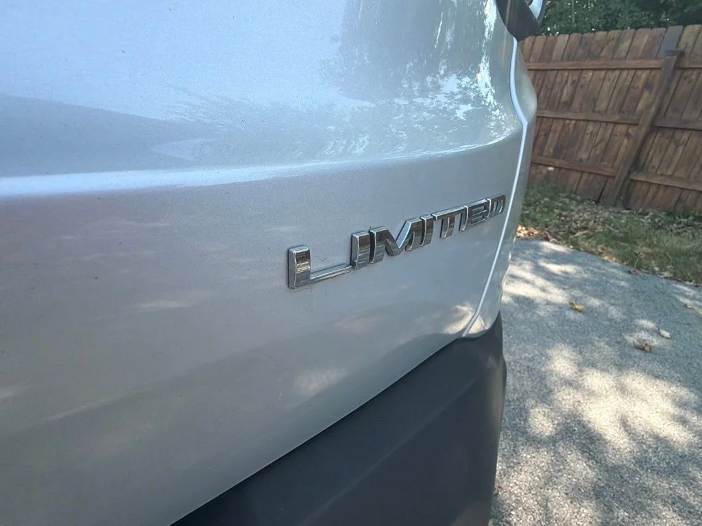 Used 2018 Silver Jeep Limited image 13