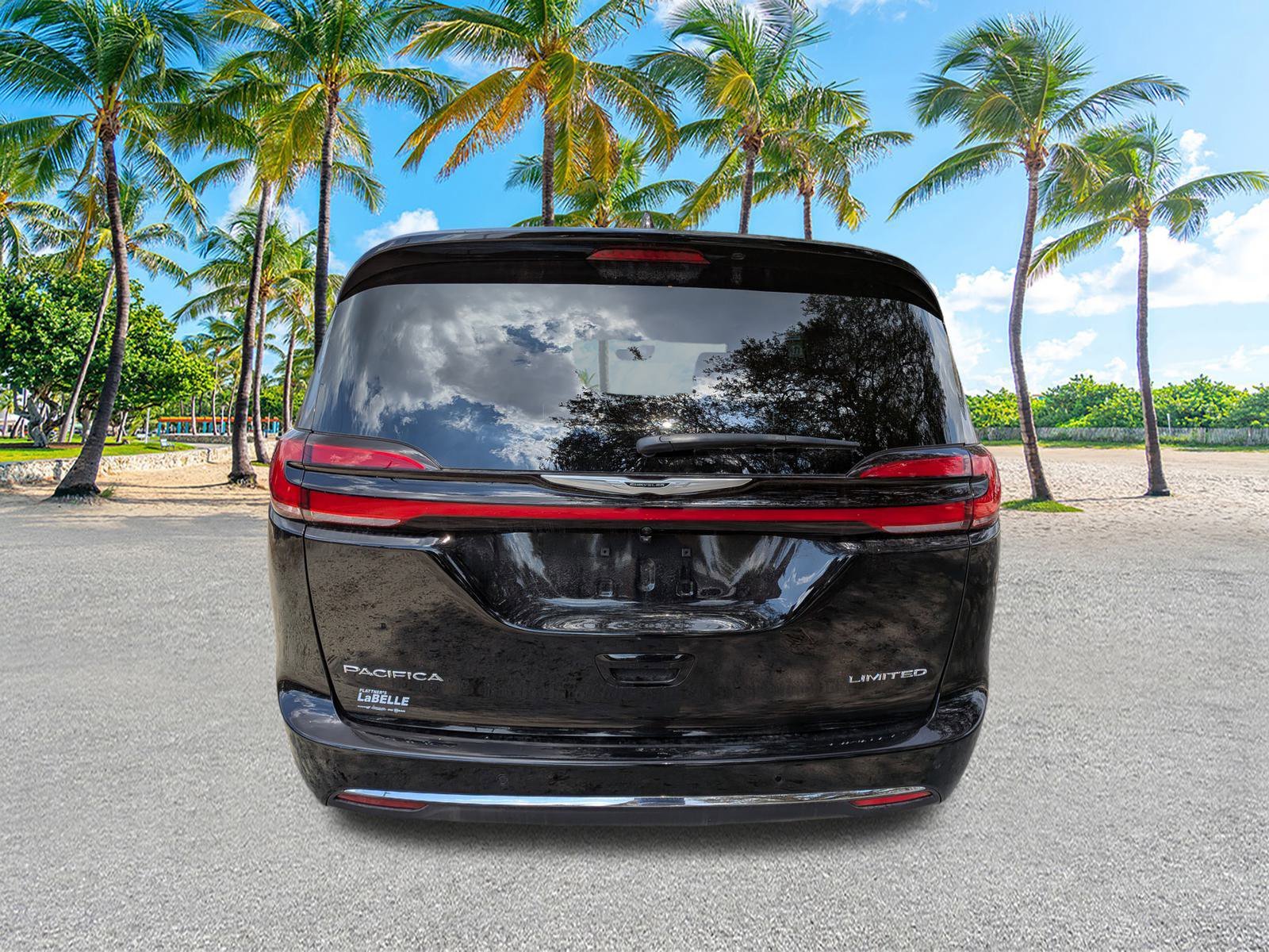 New 2026 Diamond Black Crystal Pearl-Coat Exterior Paint Chrysler Limited image 4