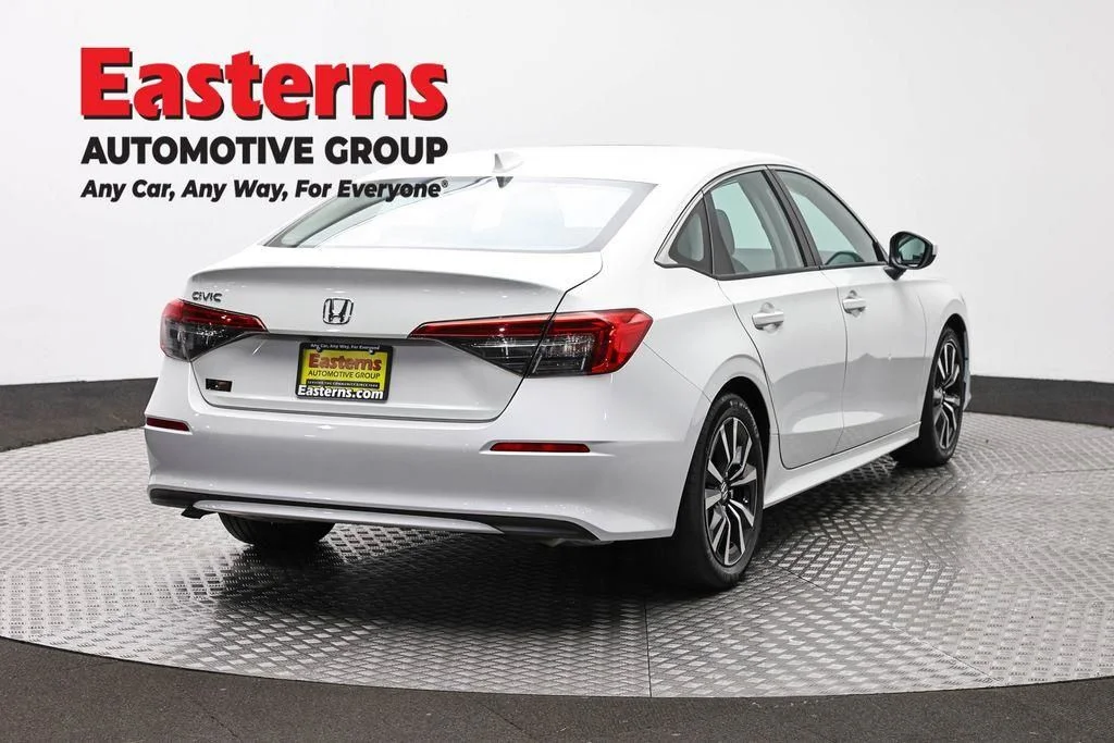 Used 2023 White Honda EX image 6