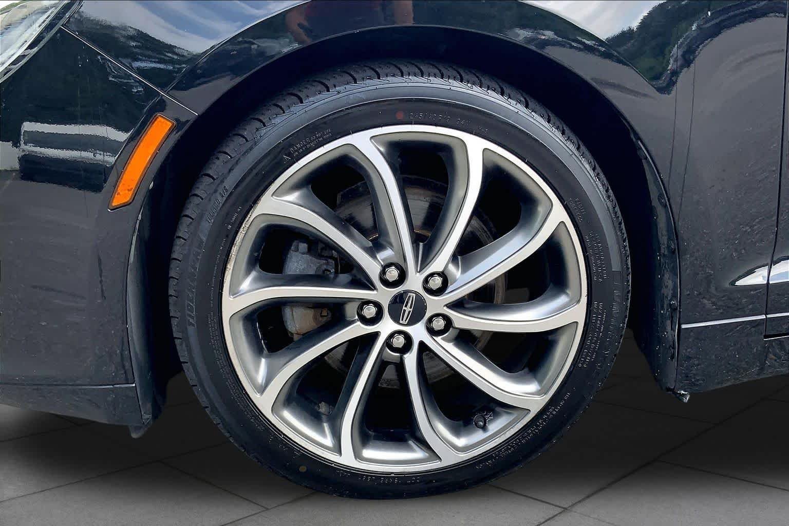 Used 2018 Black Velvet Lincoln Reserve image 11
