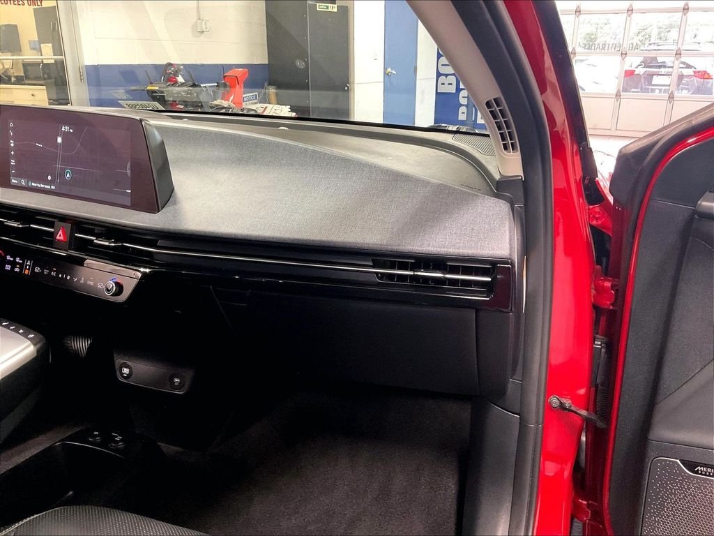 Used 2022 Red Kia Wind image 13