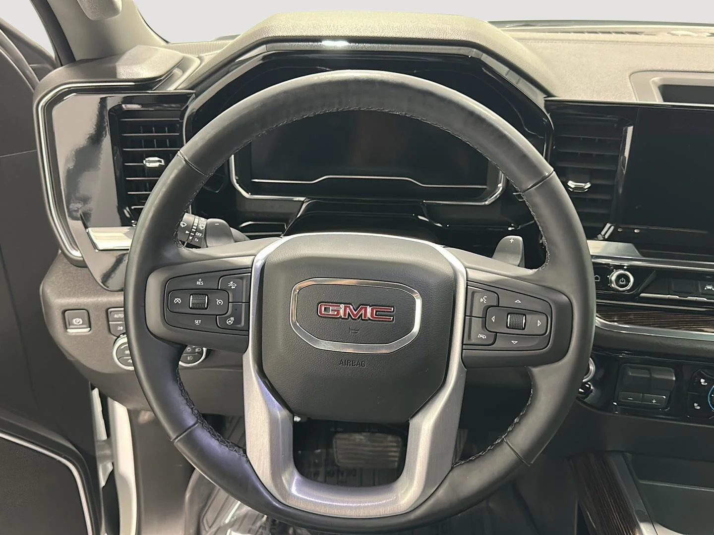 Used 2025 Summit White GMC Elevation image 9
