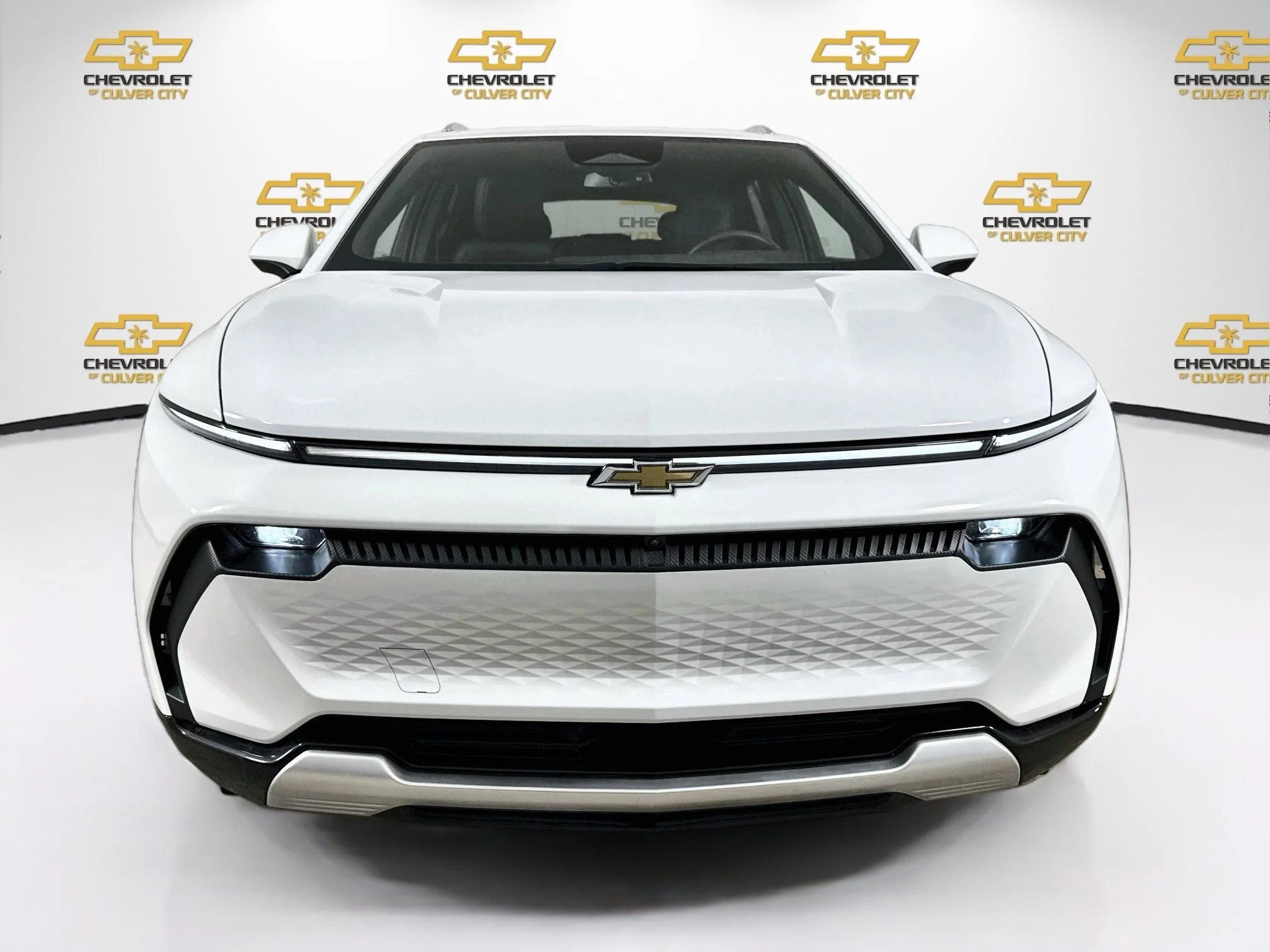 Used 2025 Summit White Chevrolet LT image 2
