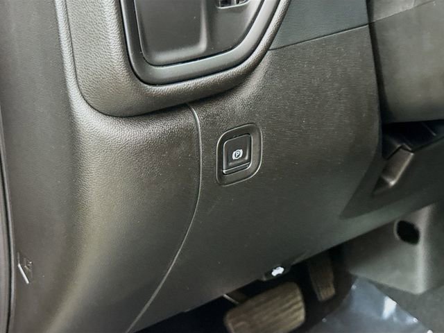 Used 2022 Silver Ice Metallic Chevrolet Custom image 11