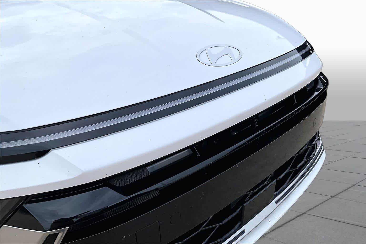 Used 2025 Serenity White Hyundai SEL image 28