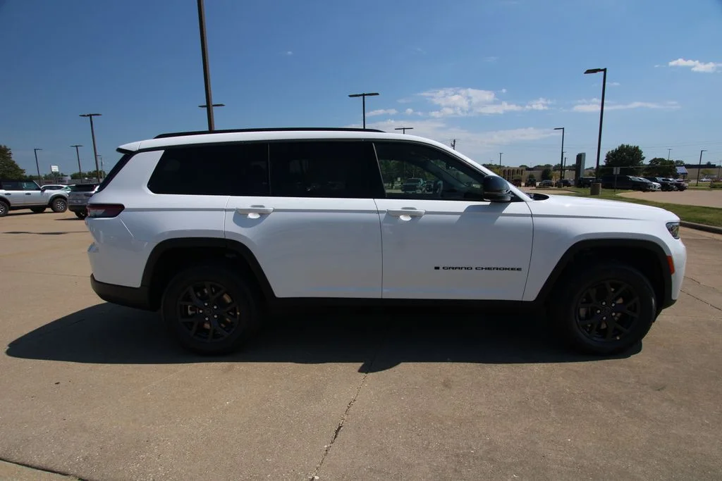 New 2027 Bright White Clear-Coat Paint Jeep Laredo Altitude image 4