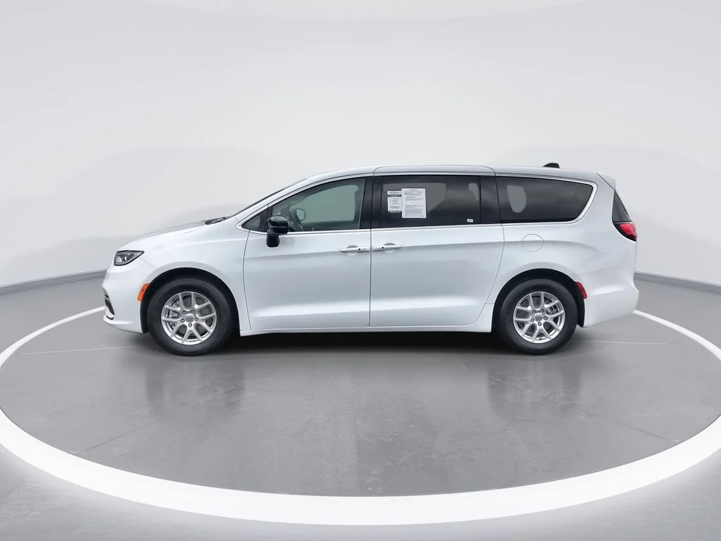 Used 2024 White Chrysler Touring L image 5