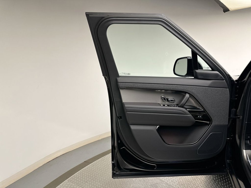 New 2027 Santorini Black Land Rover SE image 9
