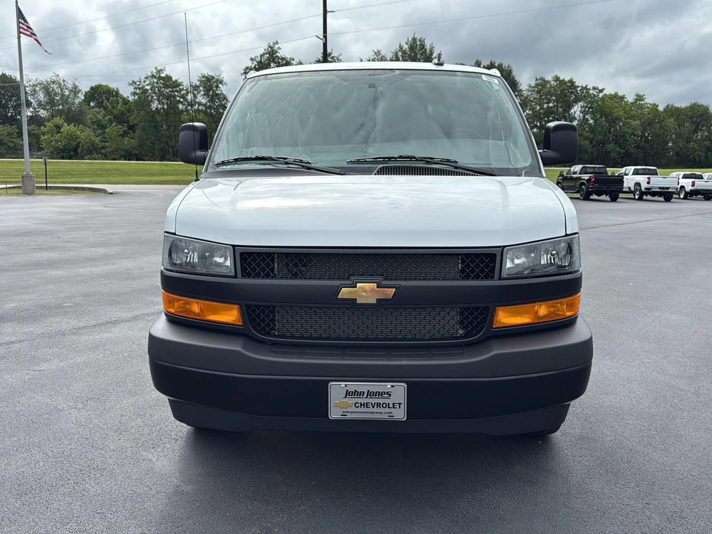 New 2025 Summit White Chevrolet WT image 5