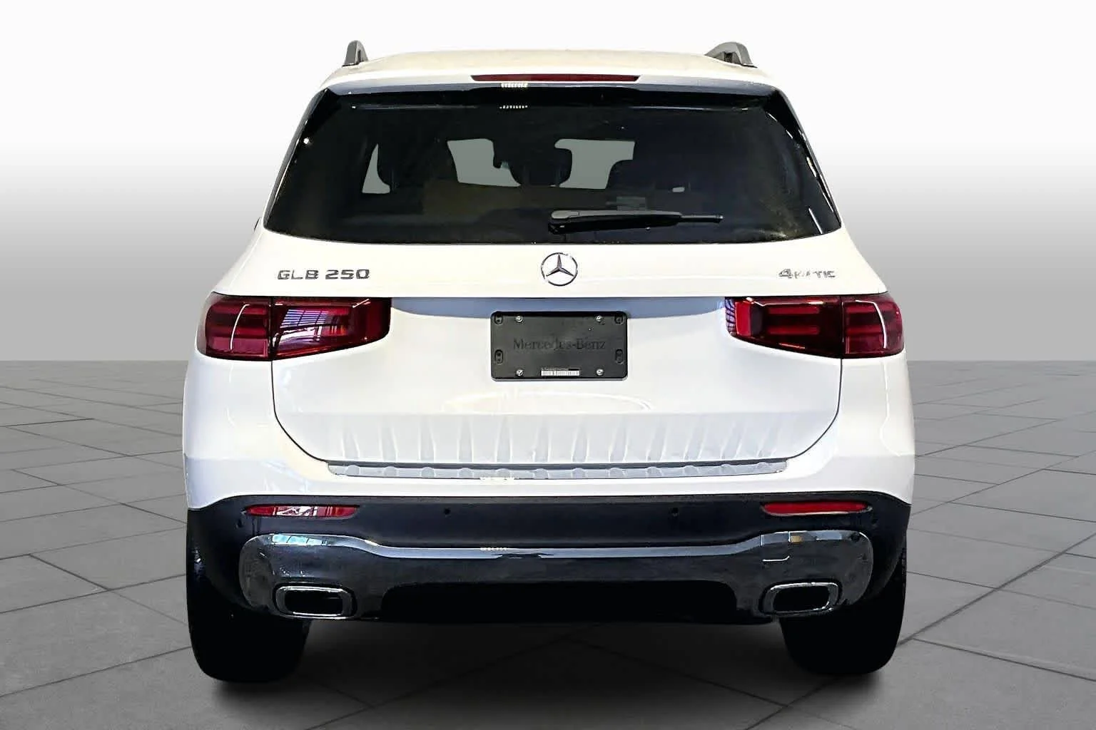 New 2026 Polar White Mercedes-Benz GLB 250 image 4