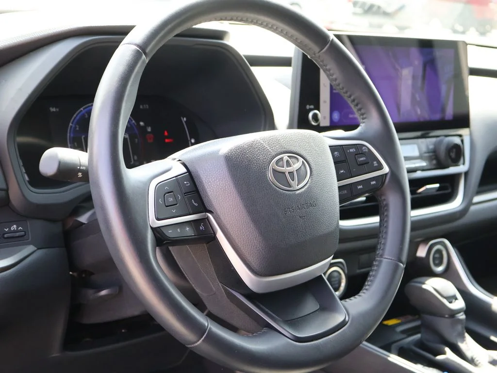Used 2025 Silver Toyota XLE image 25