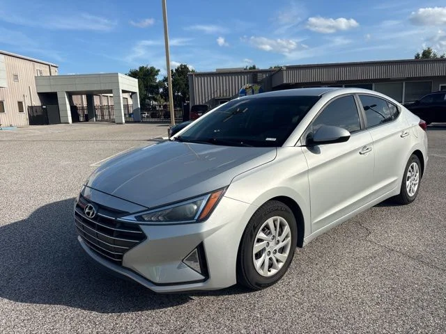 Used 2019 Silver Hyundai SE image 7
