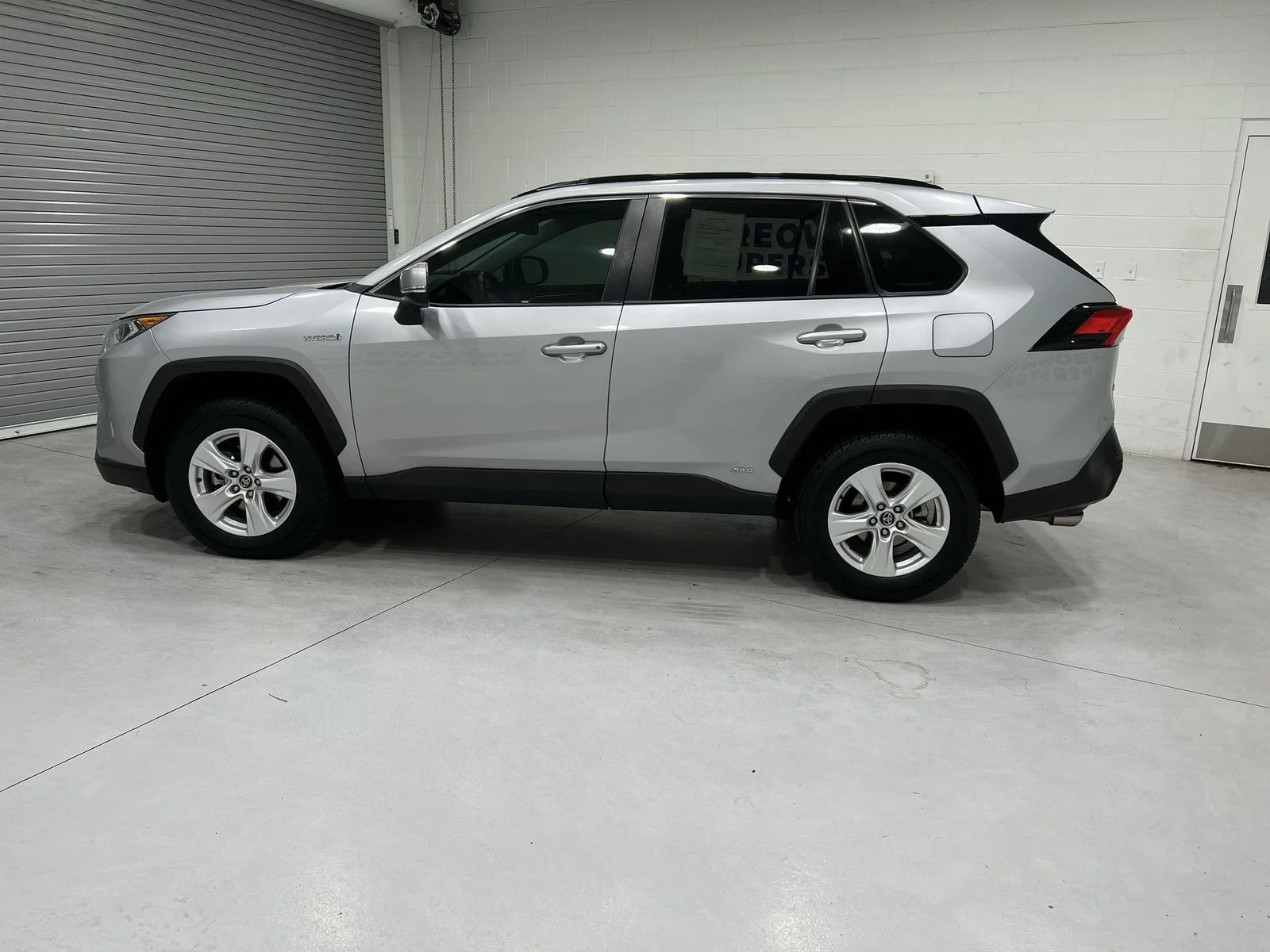 Used 2020 Silver Toyota XLE image 5