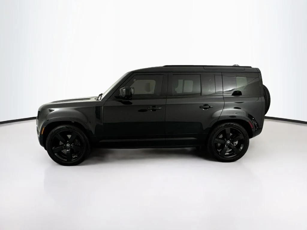 Used 2025 Black Land Rover X-Dynamic SE image 8