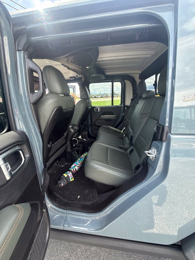 Used 2025 Gray Jeep Mojave image 6