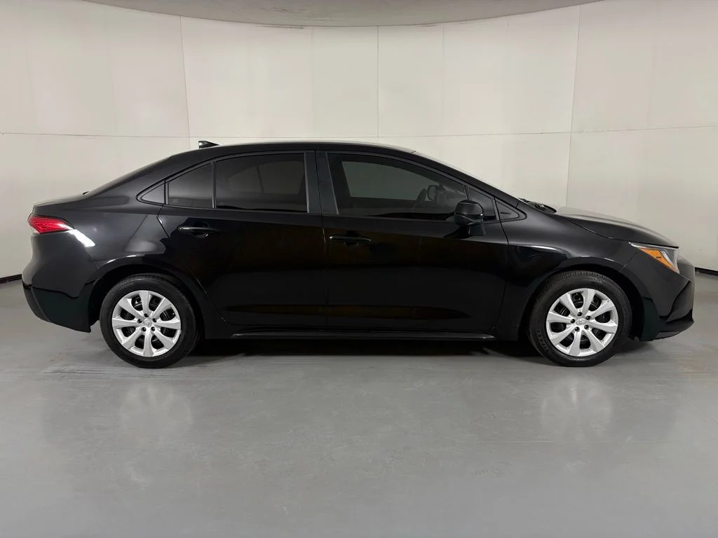 2025 Toyota Corolla LE - Photo 9