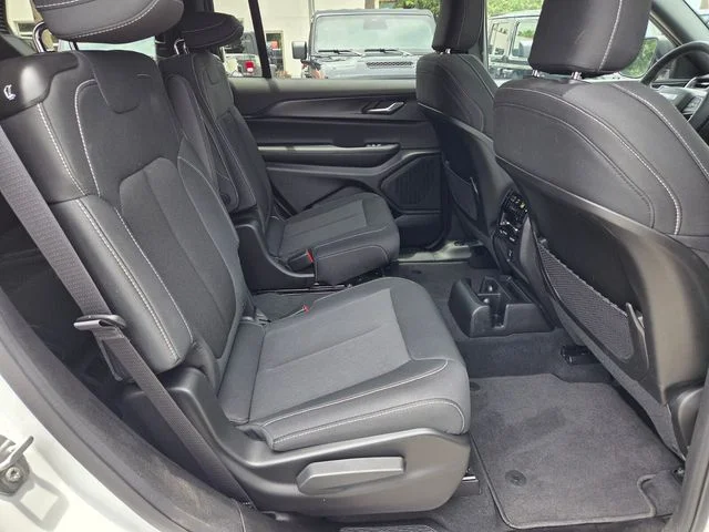 New 2026 Bright White Clear-Coat Exterior Paint Jeep Laredo X image 15