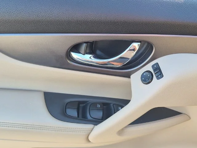 Used 2016 Blue Nissan SV image 13