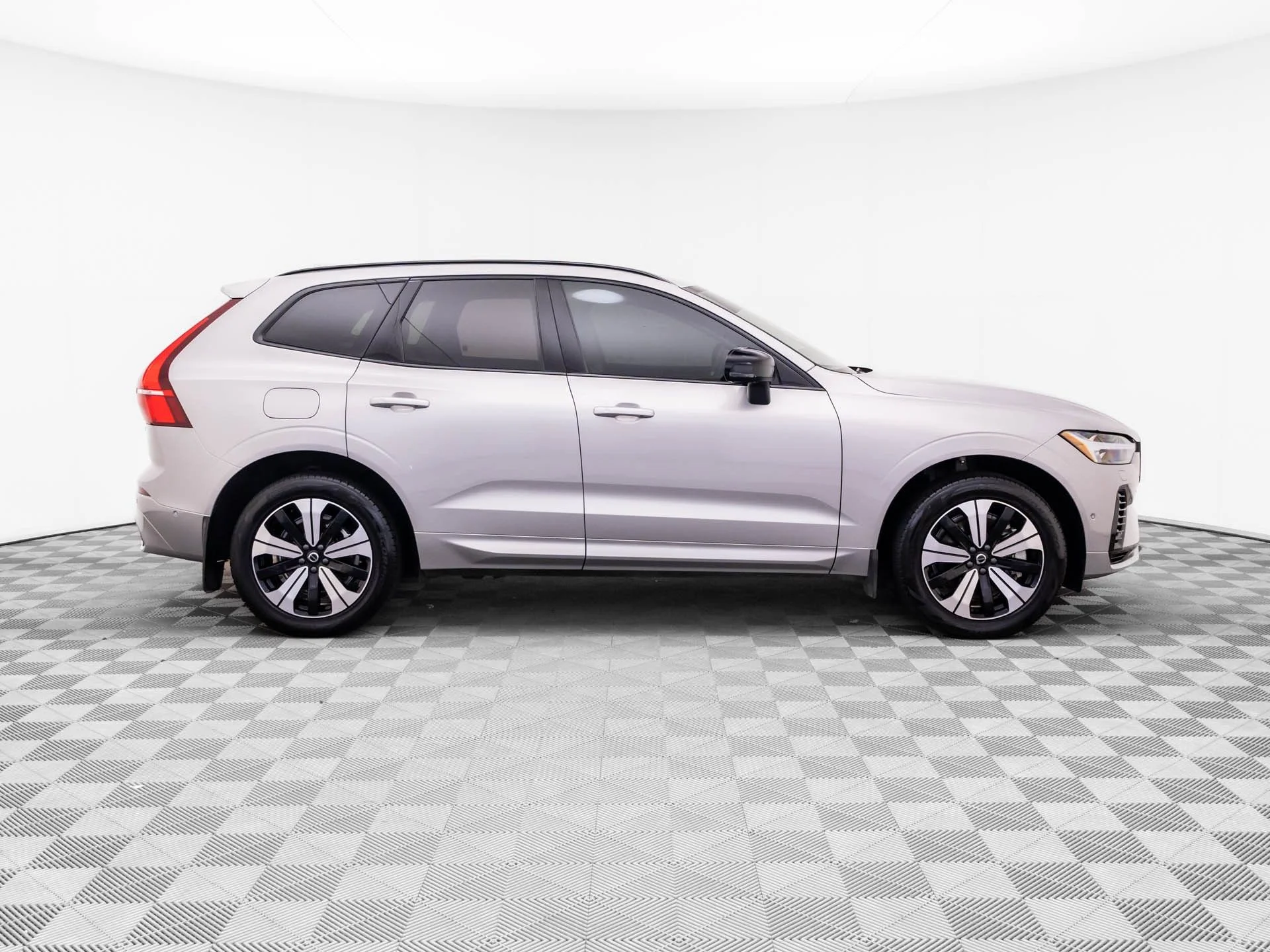 Used 2025 Silver Volvo T8 Plus image 6