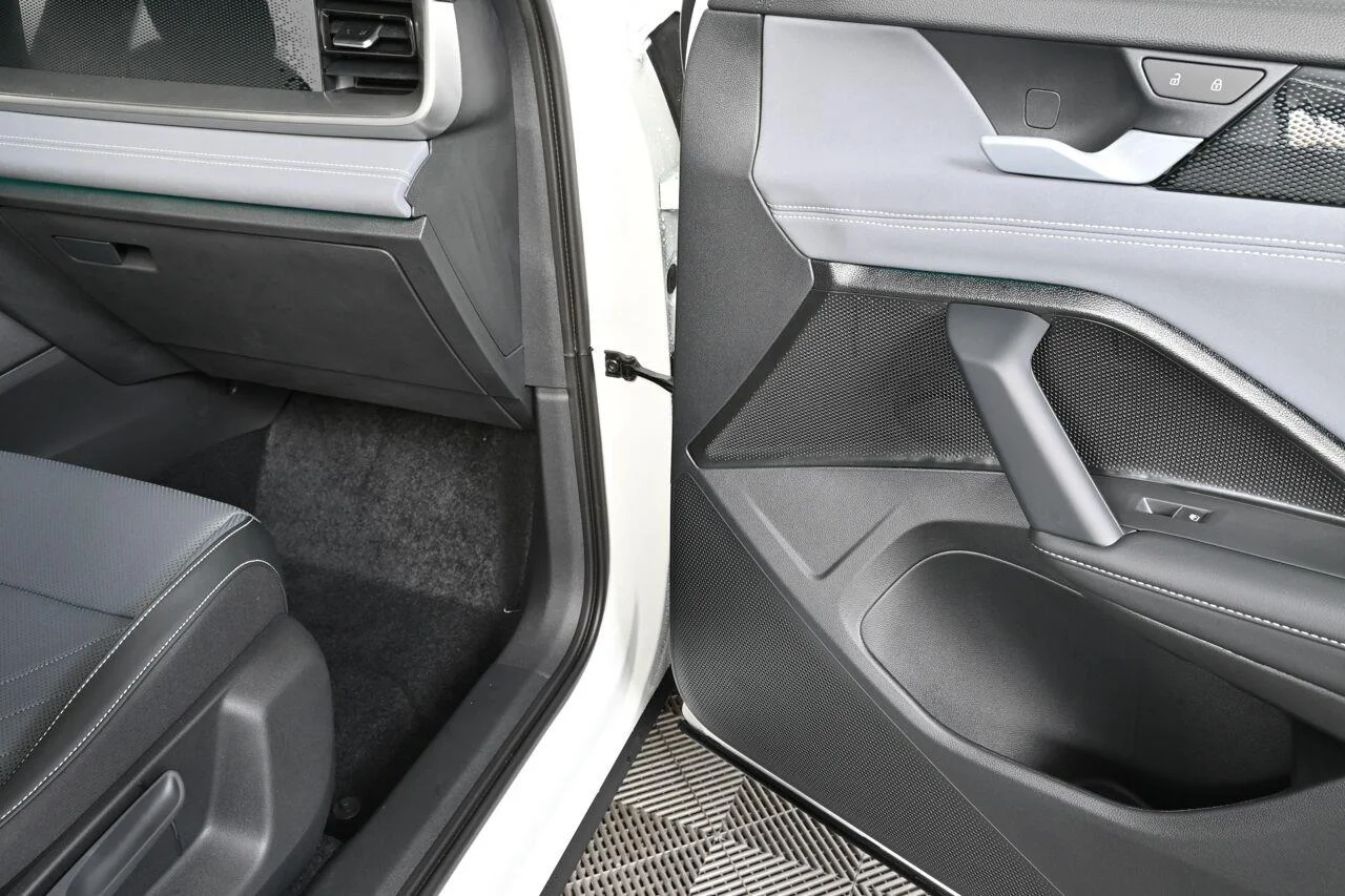 New 2026 Opal White Pearl Volkswagen SE R-Line Black image 22
