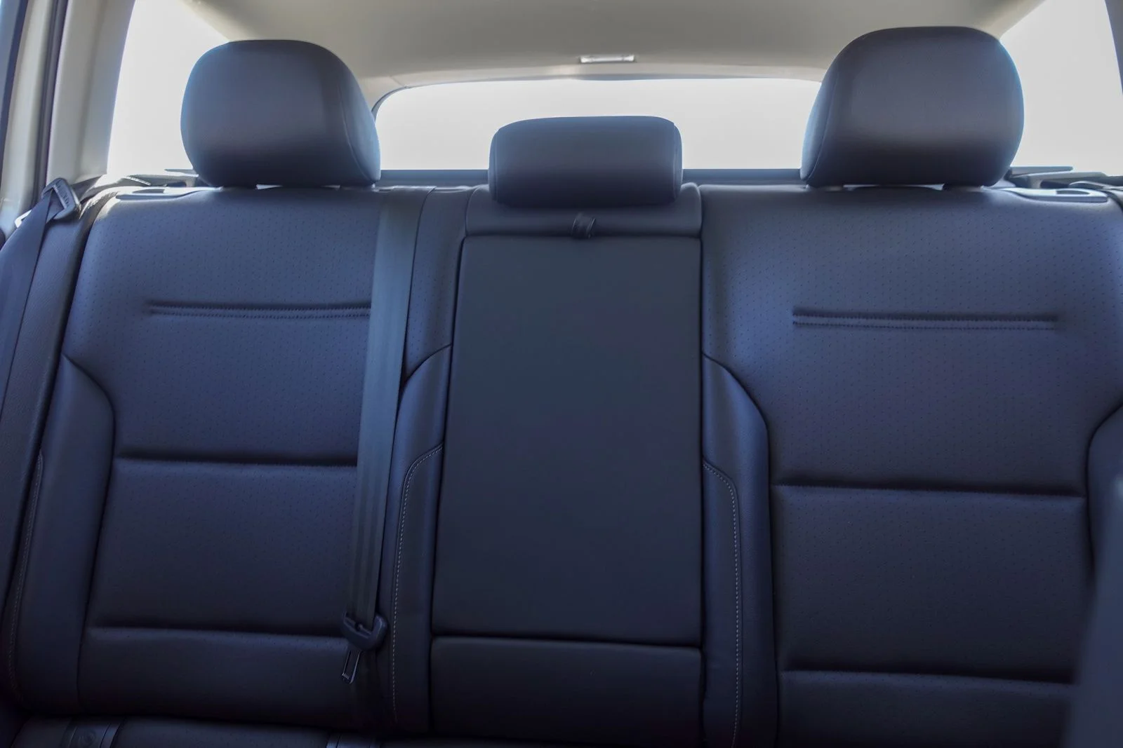 Used 2019 Pure White Volkswagen SE image 13