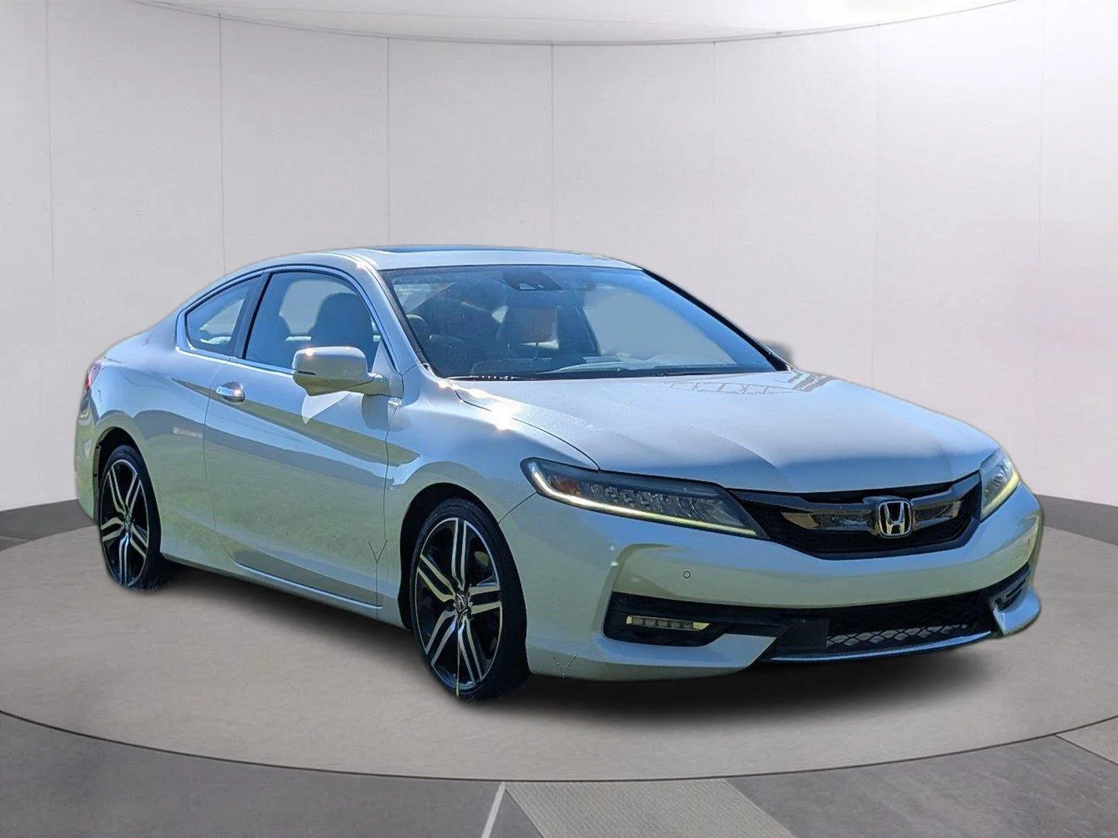 Used 2017  Honda Touring image 8