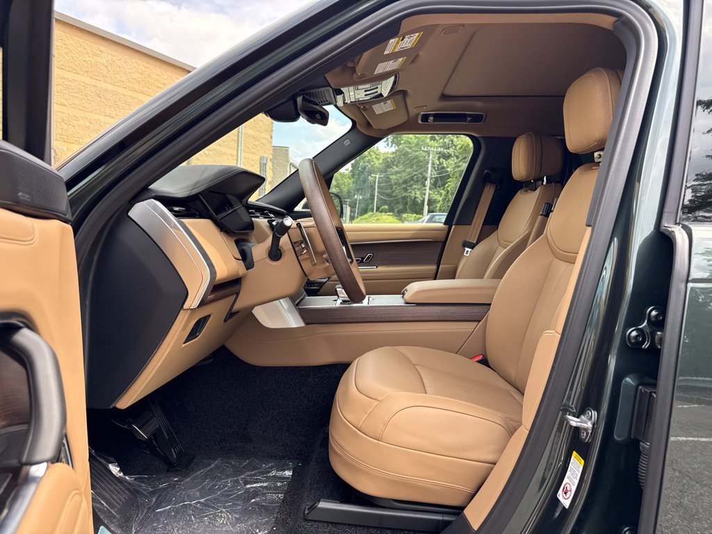 New 2027 Belgravia Green Land Rover SE image 11