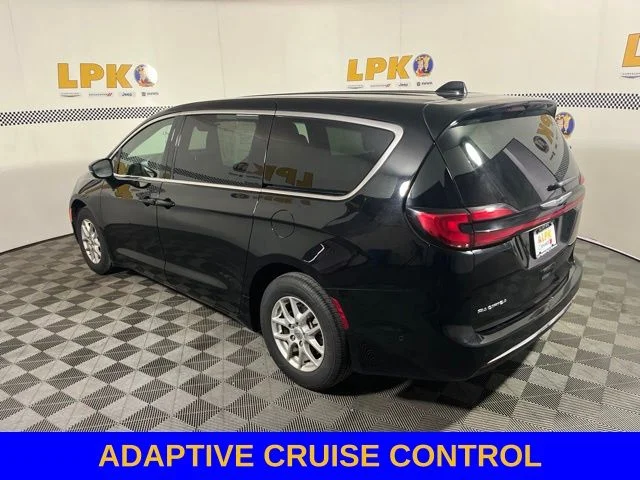 Used 2025 Diamond Black Chrysler Select image 5