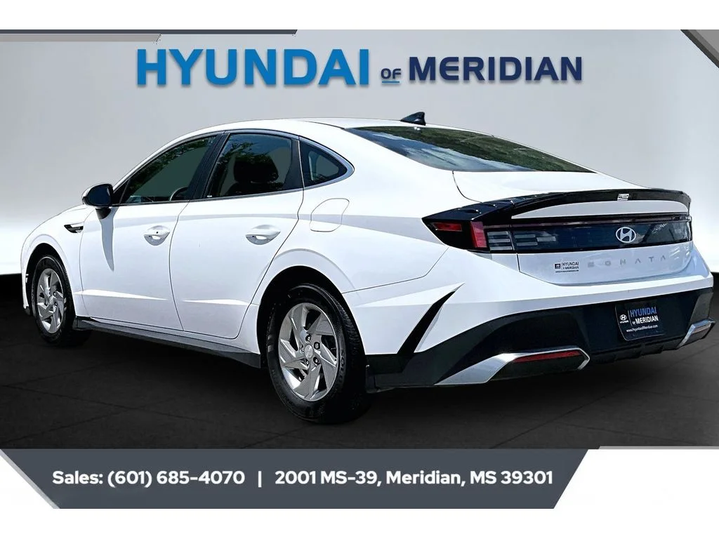 Used 2025 Serenity White Hyundai SE image 2