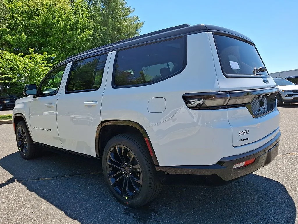 New 2026 Bright White Clear-Coat Exterior Paint Jeep Summit Reserve image 3
