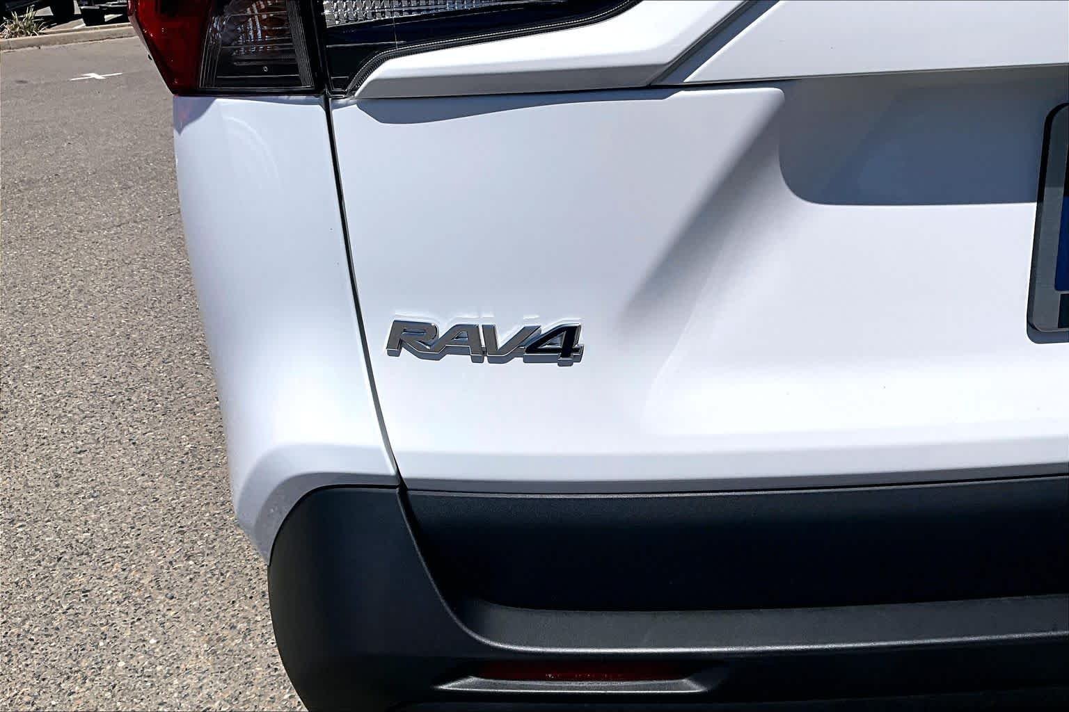 Used 2022 White Toyota Hybrid XLE image 9