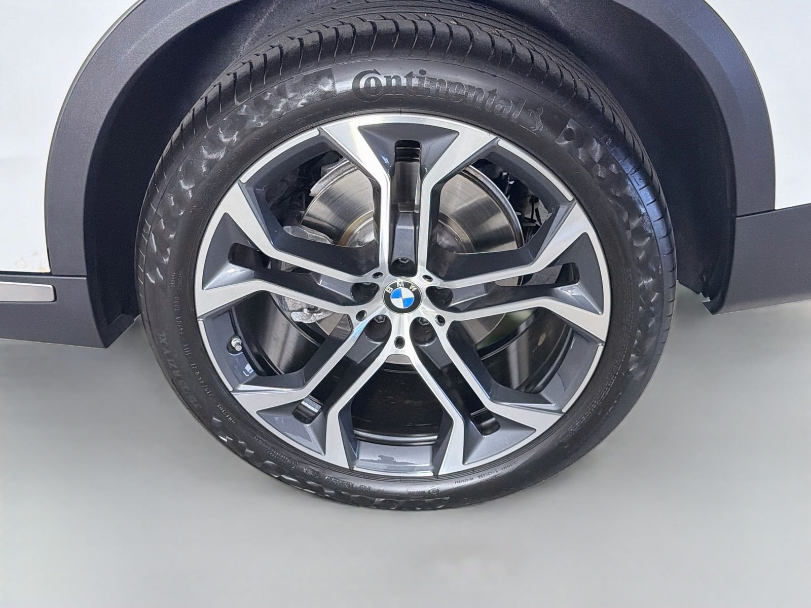 Used 2026 Mineral White Metallic BMW sDrive40i image 33